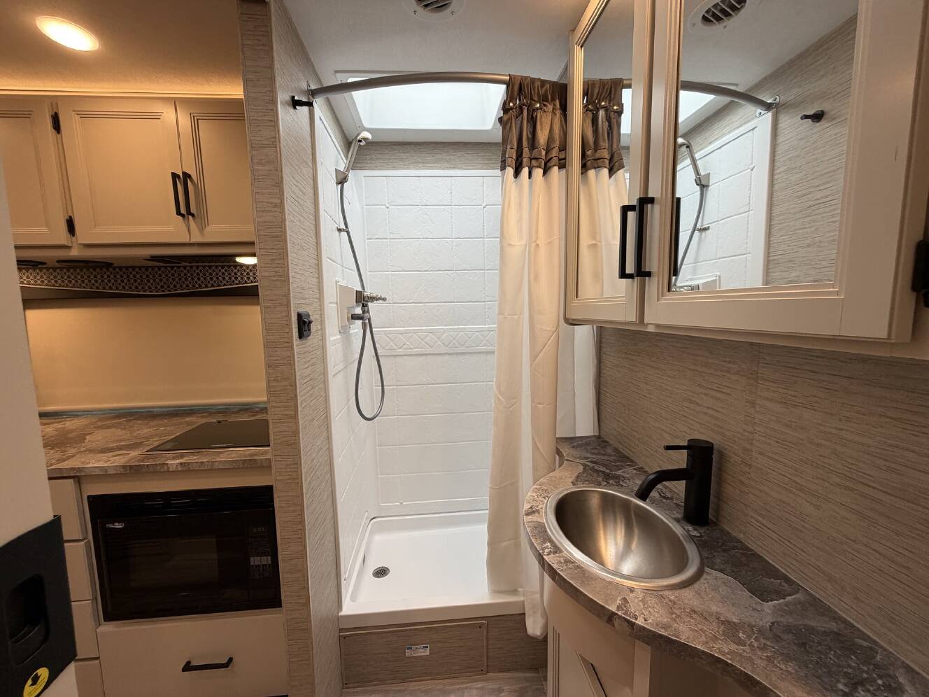 A photo of this 2023 Thor Axis 24.3
