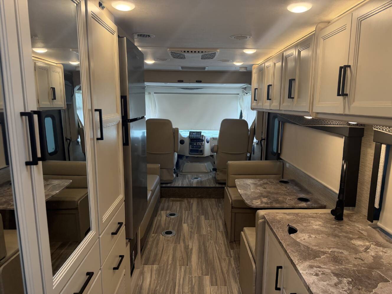 A photo of this 2023 Thor Axis 24.3