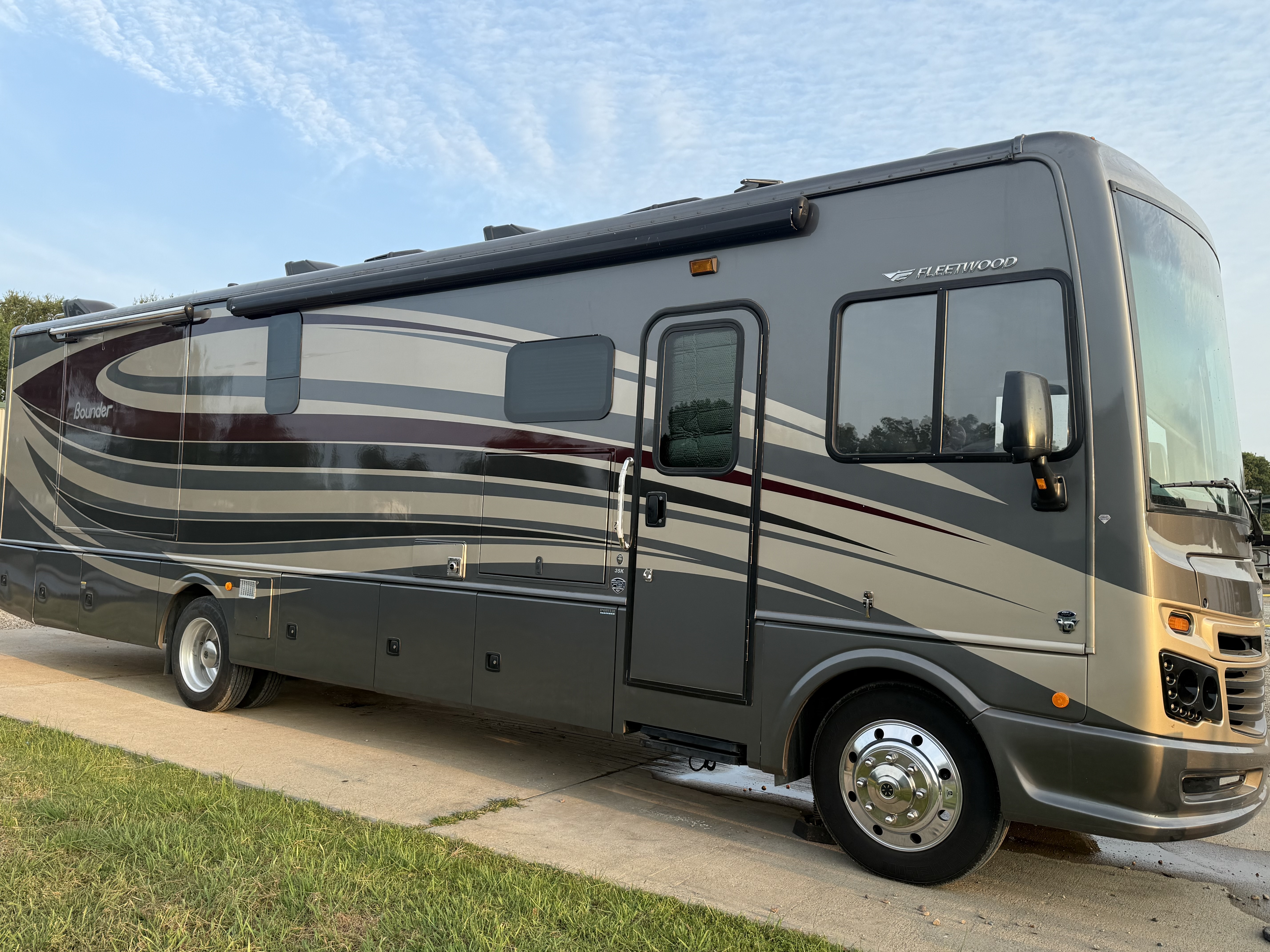2017 Fleetwood BOUNDER 35K RV
