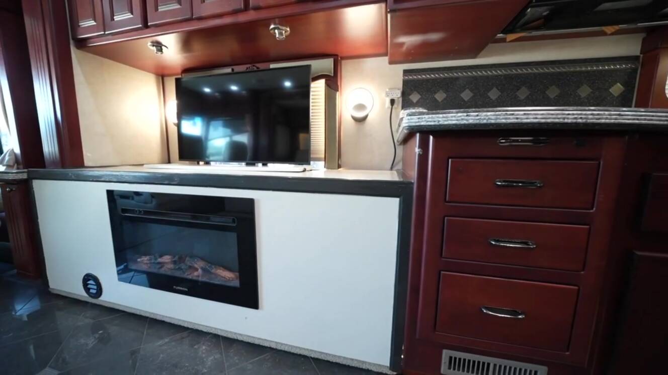 A photo of this 2006 Tiffin Motorhomes Zephyr 45QSZ