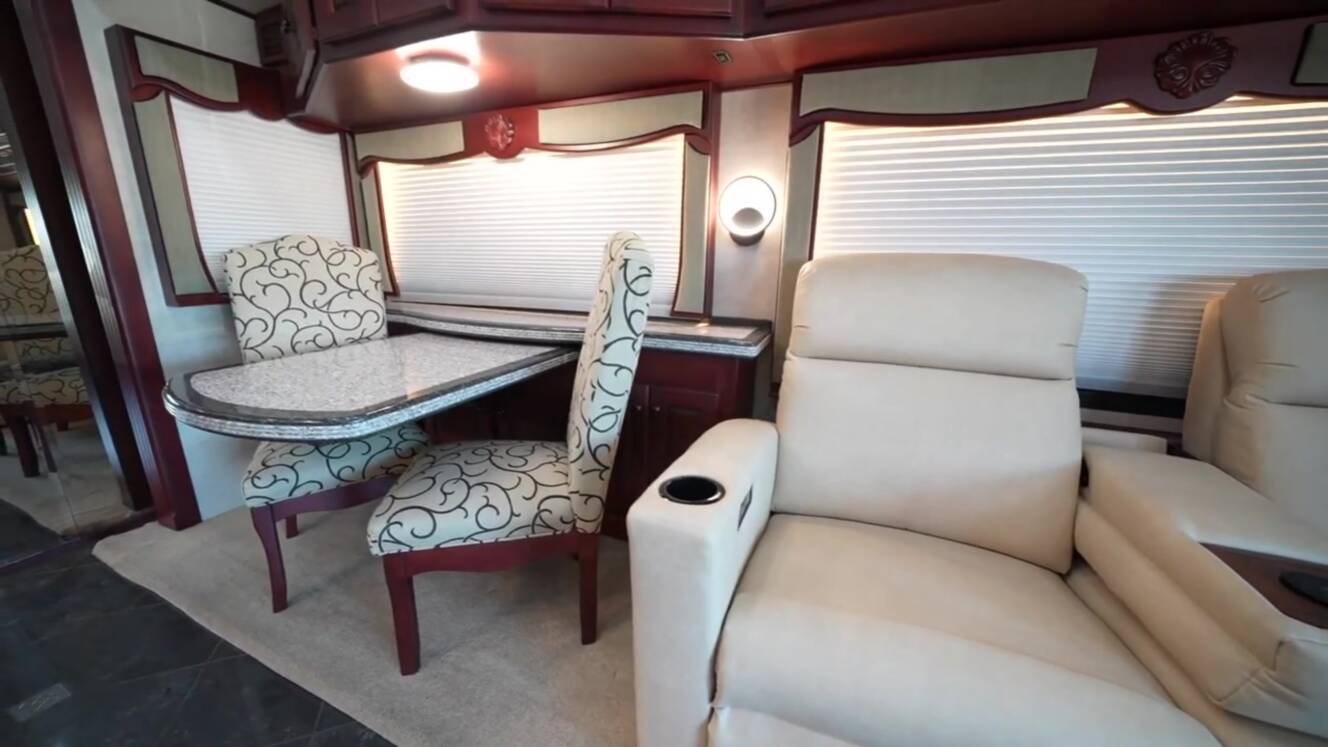 A photo of this 2006 Tiffin Motorhomes Zephyr 45QSZ