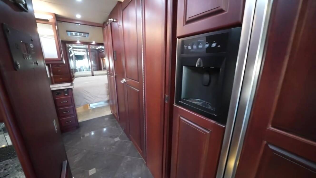 A photo of this 2006 Tiffin Motorhomes Zephyr 45QSZ