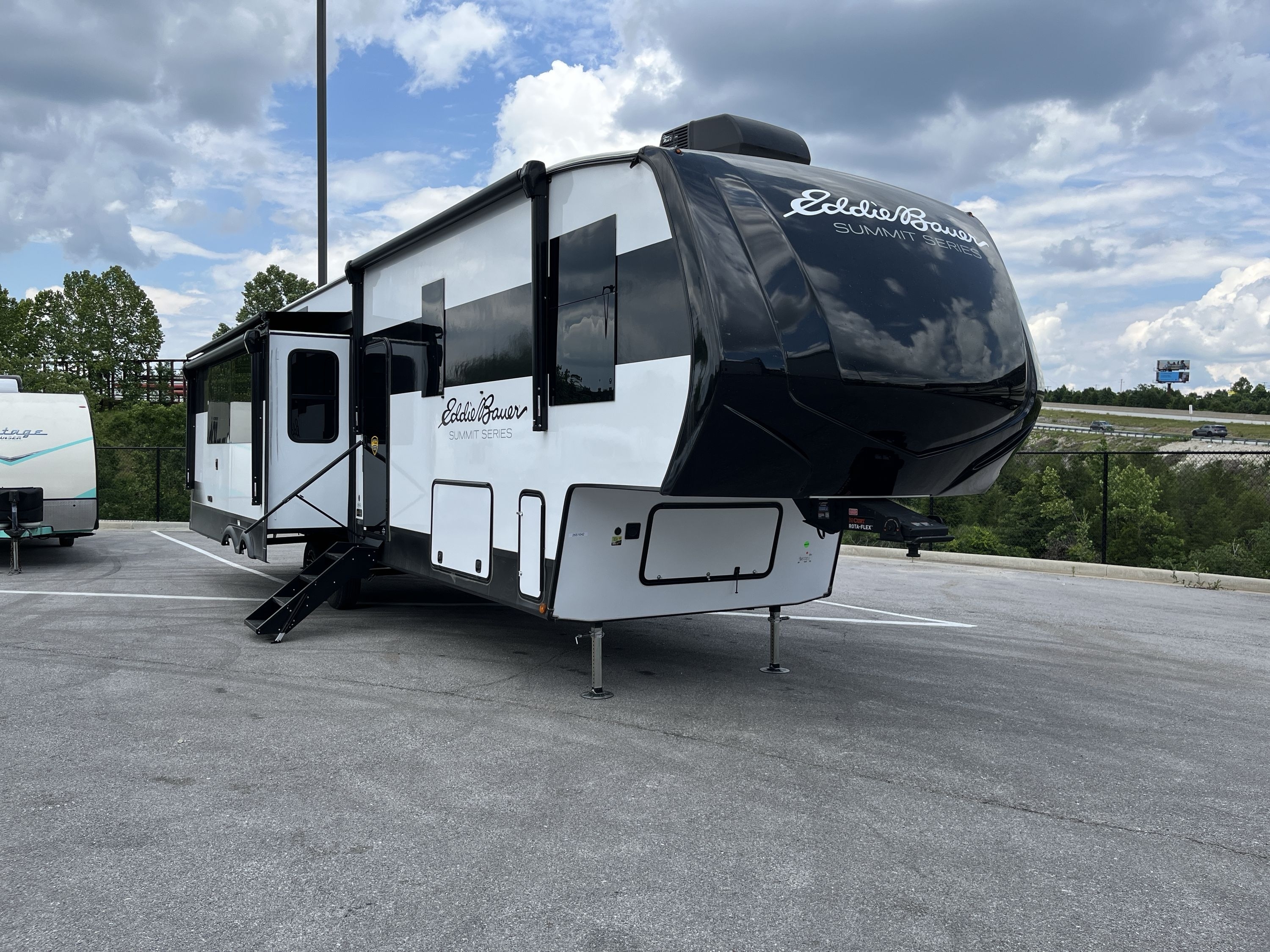 2027 Dutchmen EDDIE BAUER SUMMIT 3511RK in branson MO