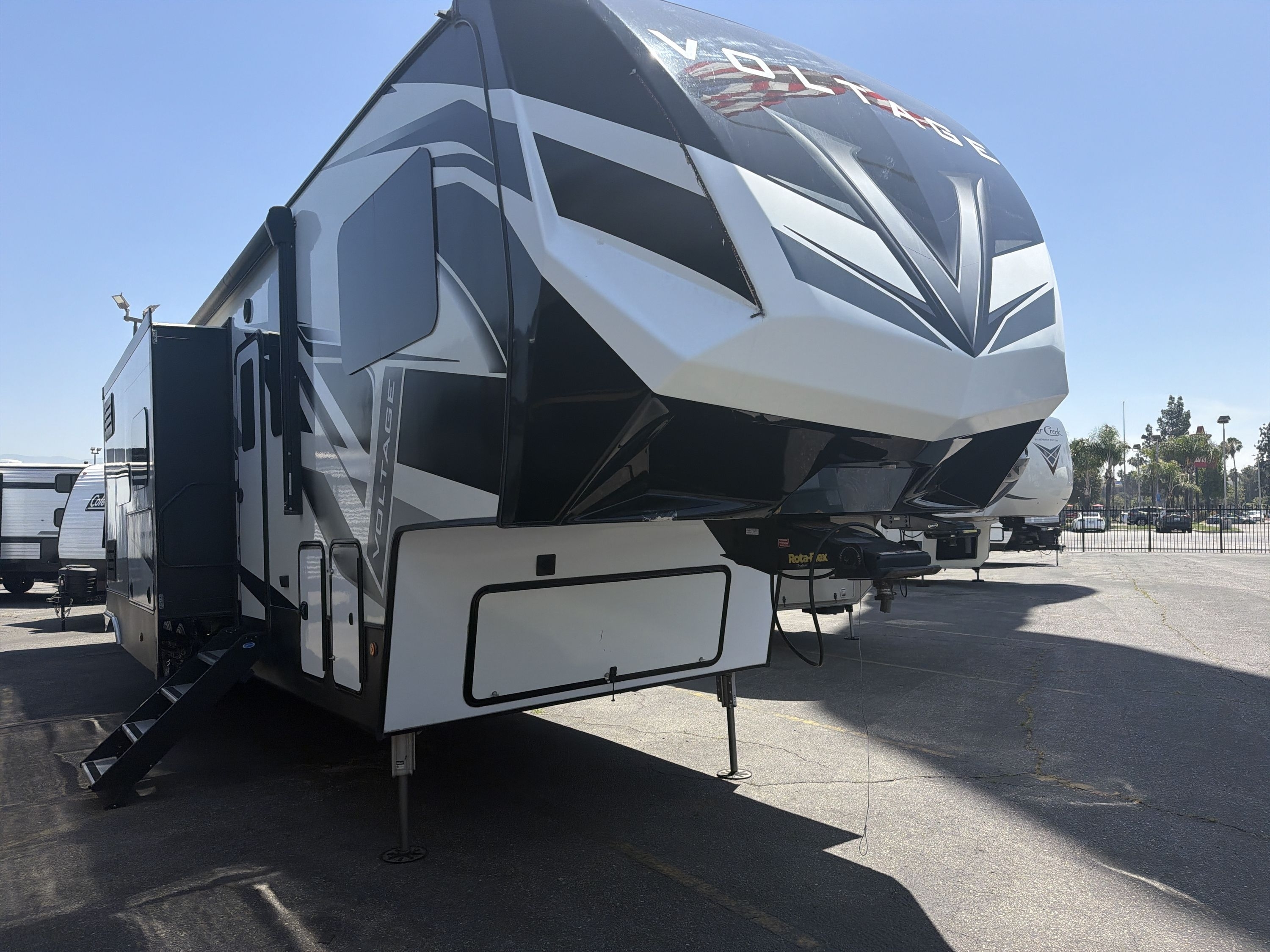 2021 Dutchmen VOLTAGE 4175 Fifth Wheel Toy Hauler RV