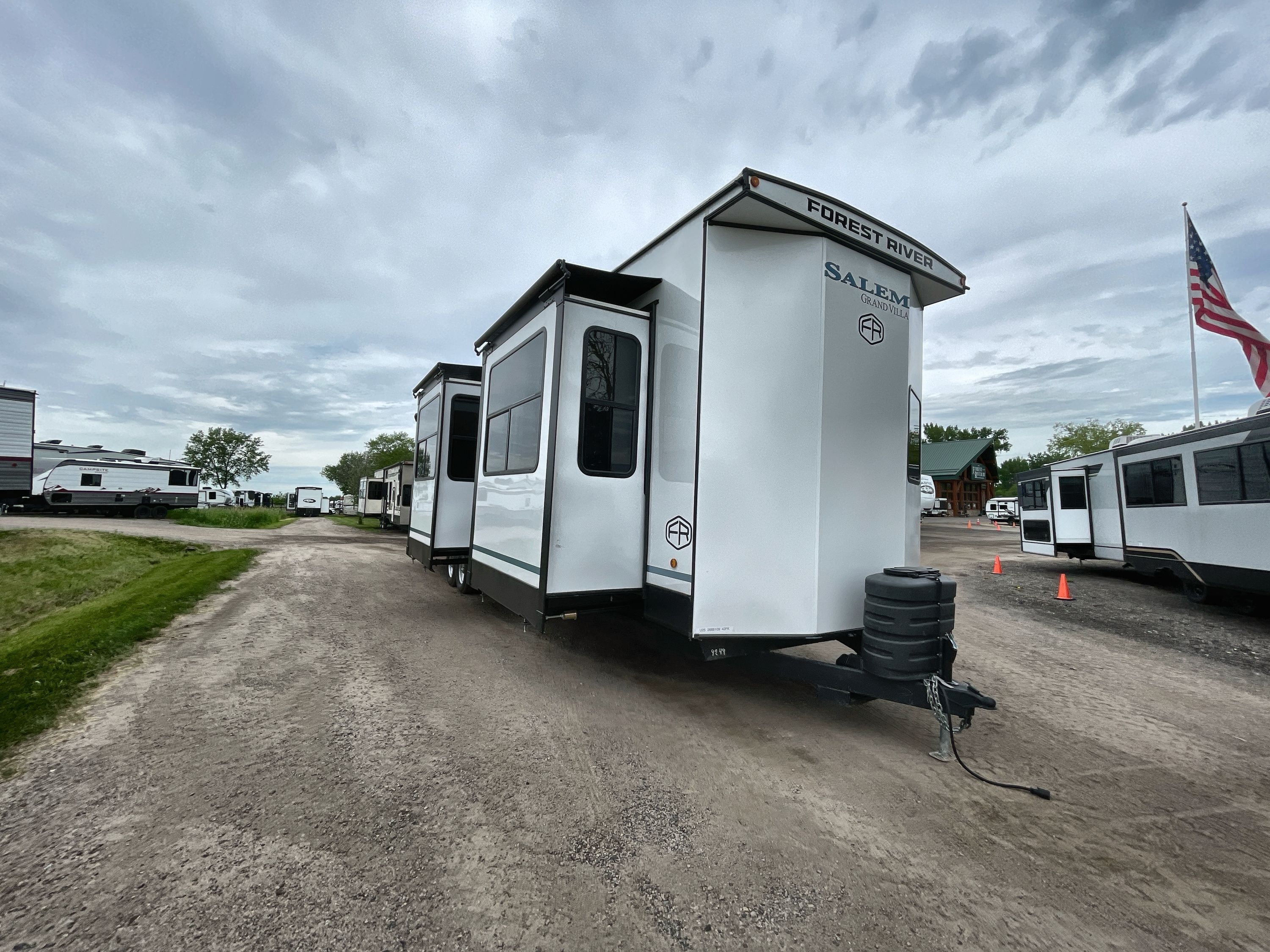 2025 Forest River SALEM VILLA GRAND 42FK in hugo MN