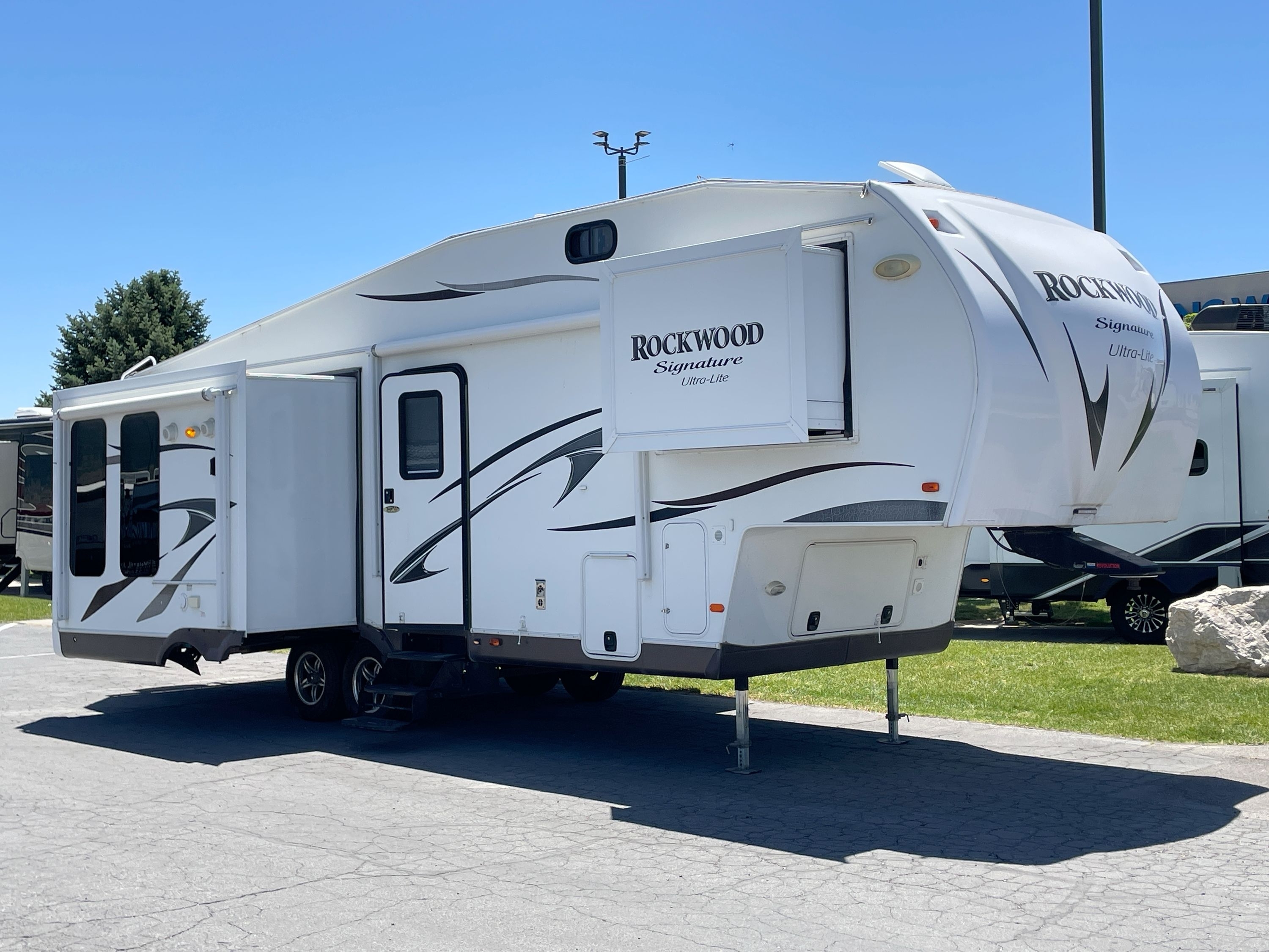 FOREST RIVER Rockwood Signature Ultra Lite Fifth Wheels for sale - RVT