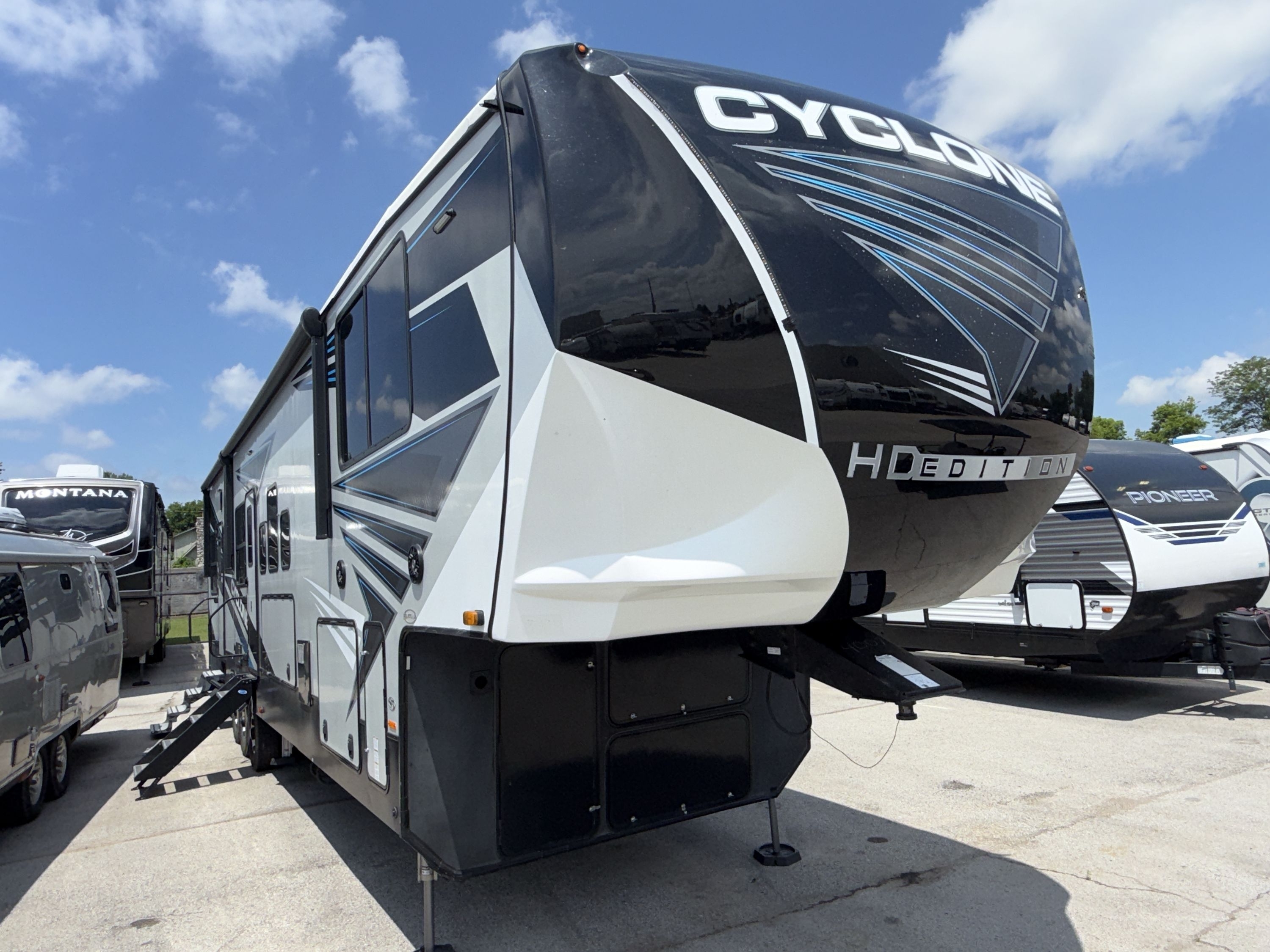 2021 Heartland CYCLONE 4007 Fifth Wheel Toy Hauler RV