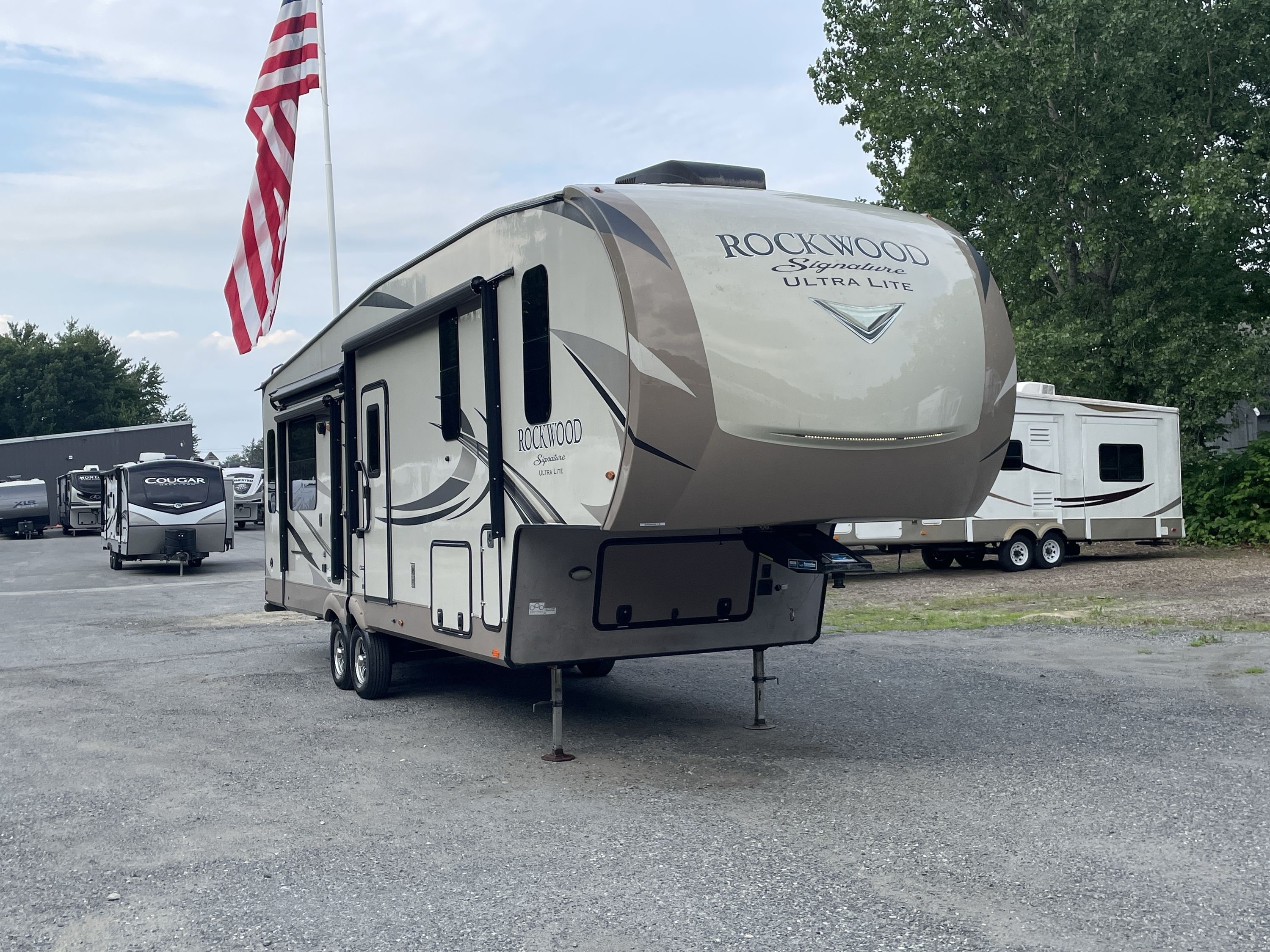 2018 Forest River ROCKWOOD SIGNATURE ULTRA LITE 8299BS RV