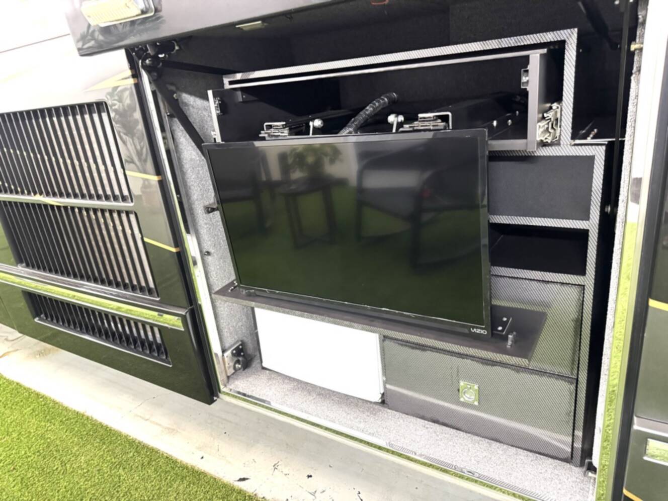 A photo of this 2005 Prevost LIBERTY ELEGANT LADY H 3 45 DOUBLE SLIDE