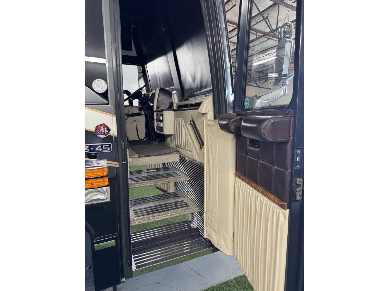 A photo of this 2005 Prevost LIBERTY ELEGANT LADY H 3 45 DOUBLE SLIDE