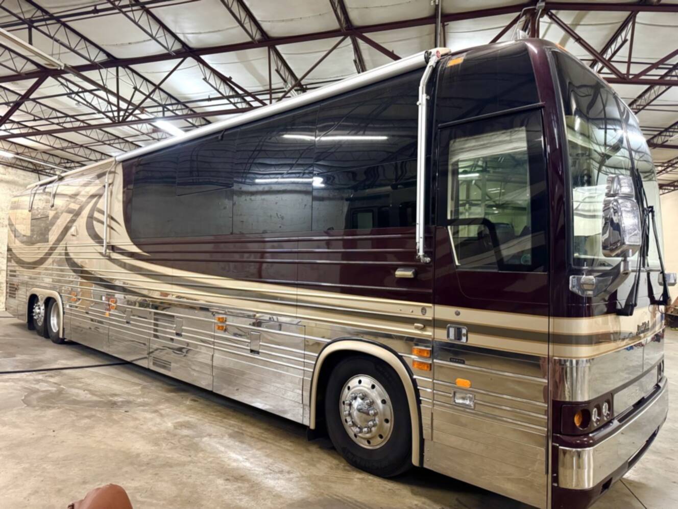 A photo of this 2001 Prevost ROYALE COACH XLII