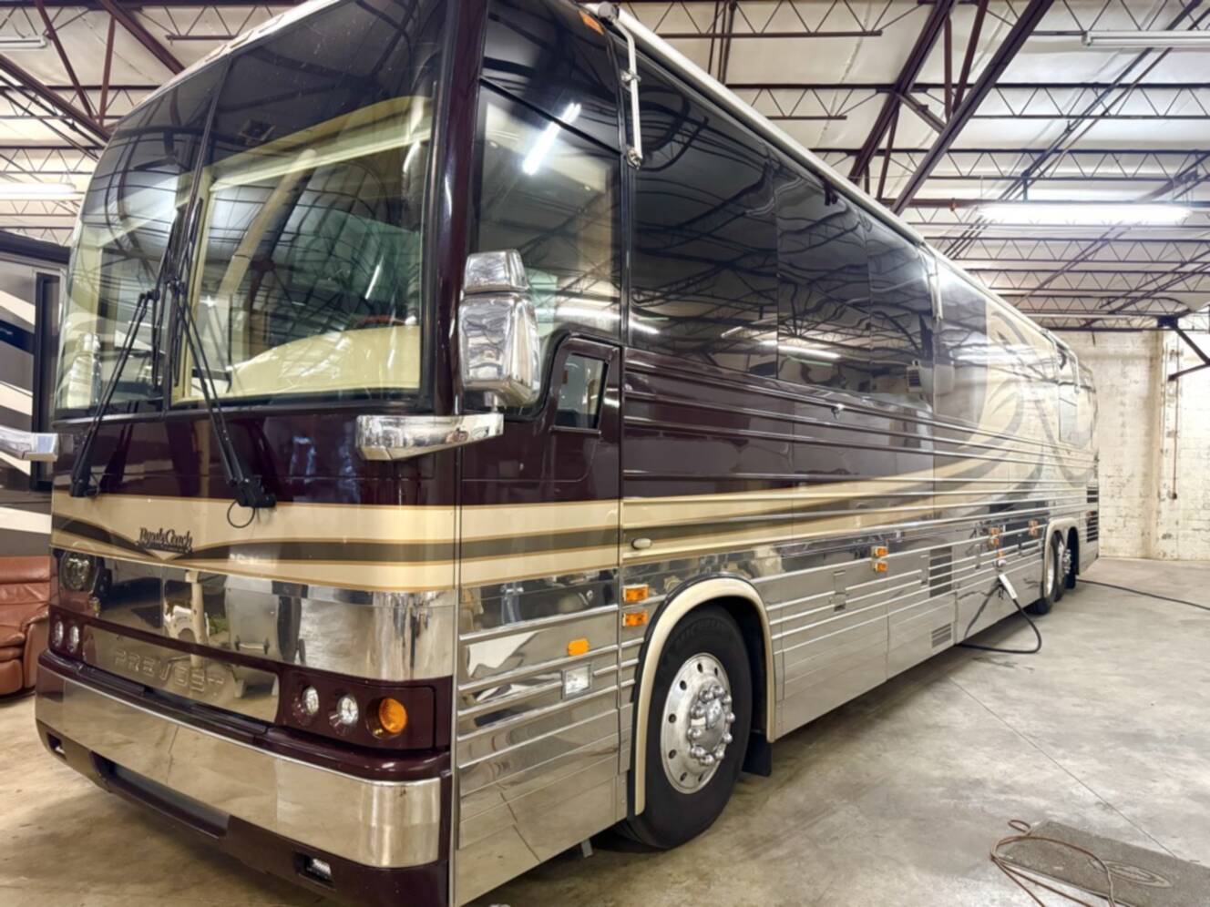 A photo of this 2001 Prevost ROYALE COACH XLII