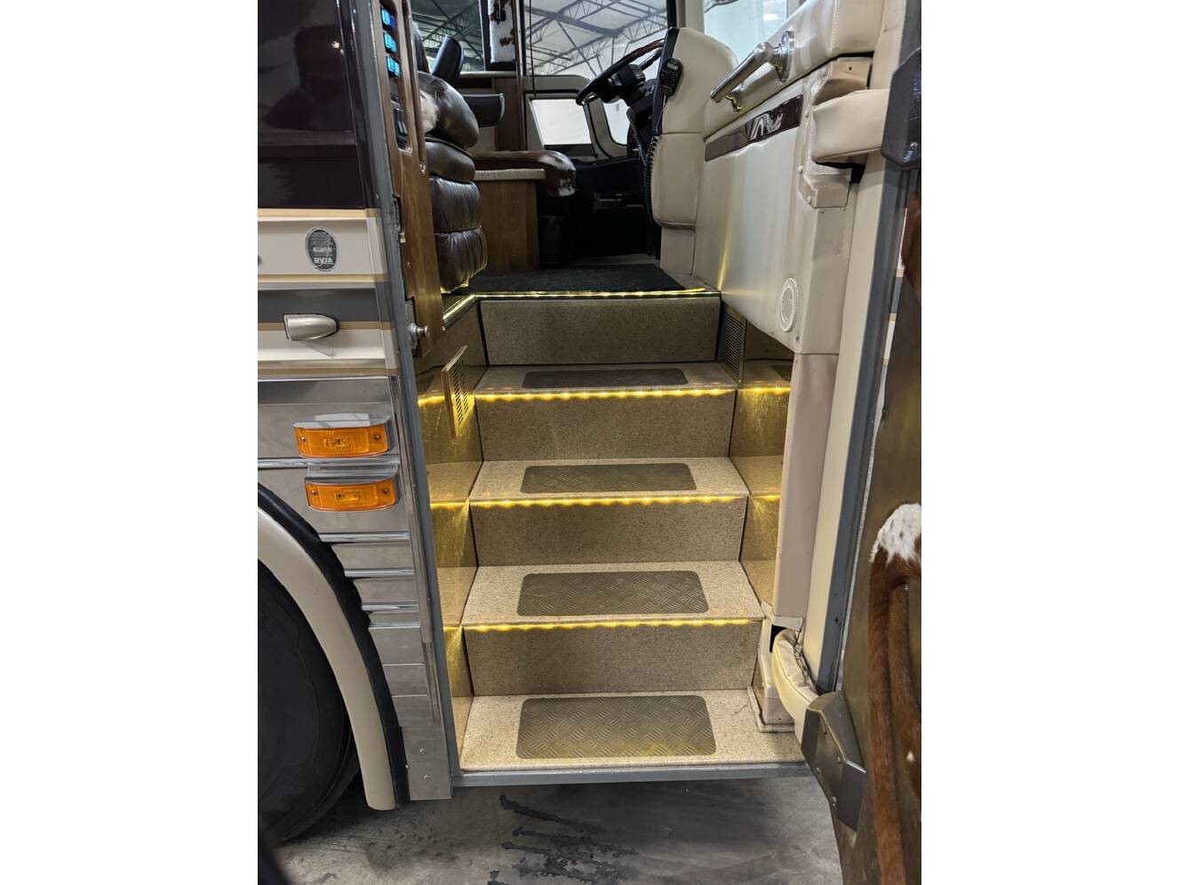 A photo of this 2001 Prevost ROYALE COACH XLII