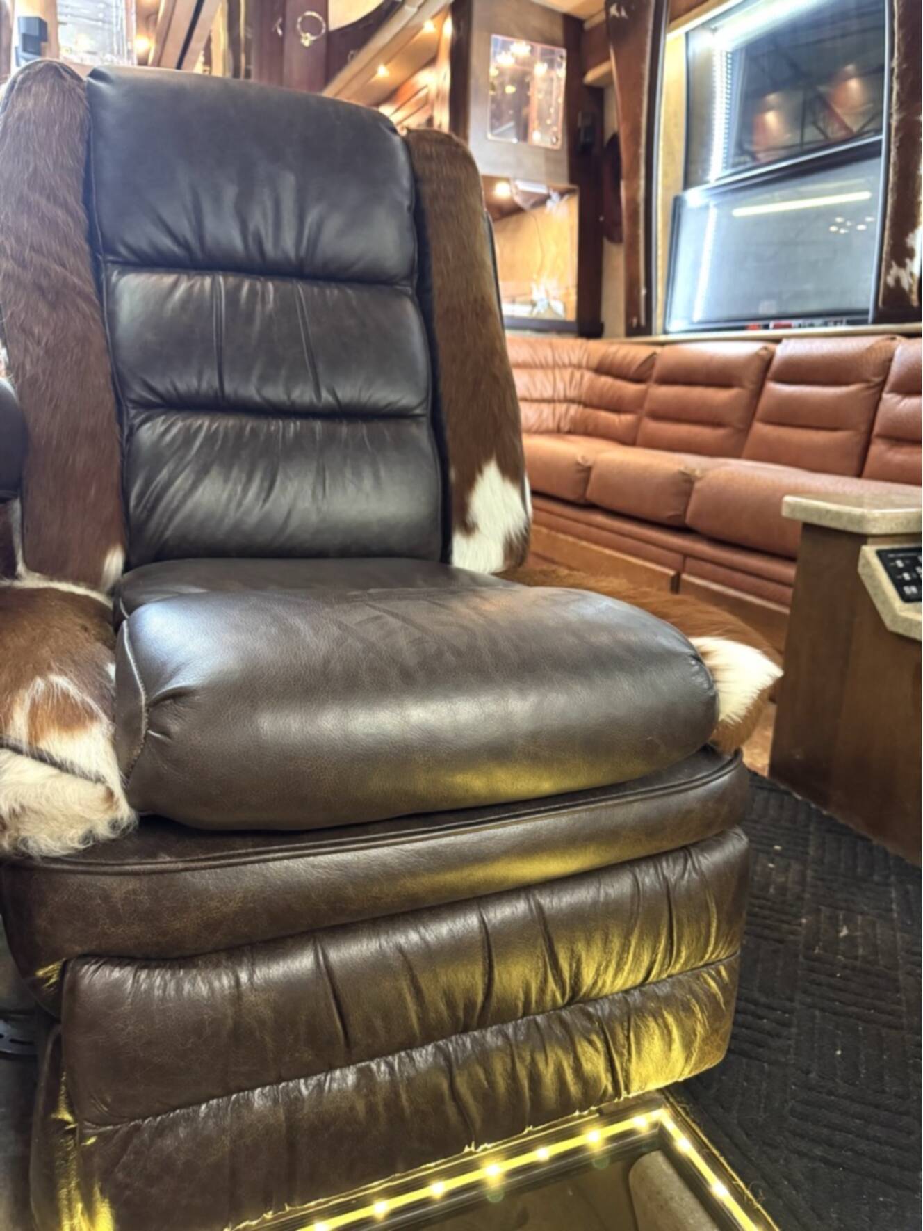 A photo of this 2001 Prevost ROYALE COACH XLII