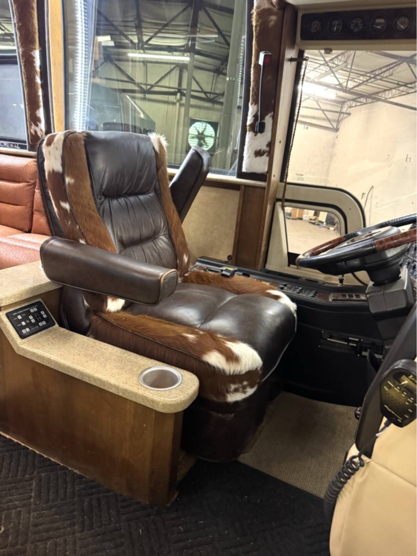 A photo of this 2001 Prevost ROYALE COACH XLII