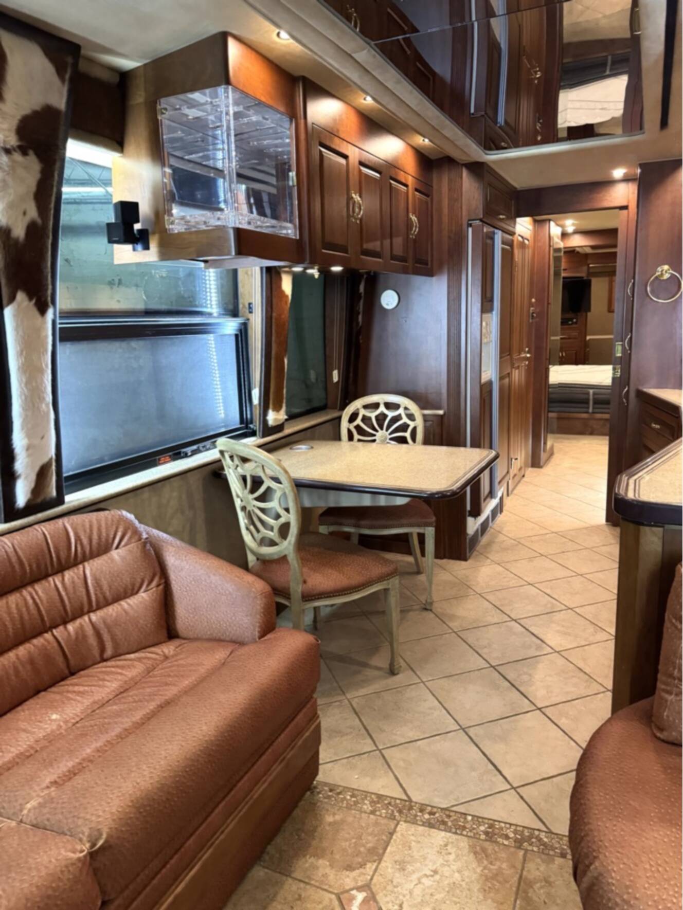 A photo of this 2001 Prevost ROYALE COACH XLII