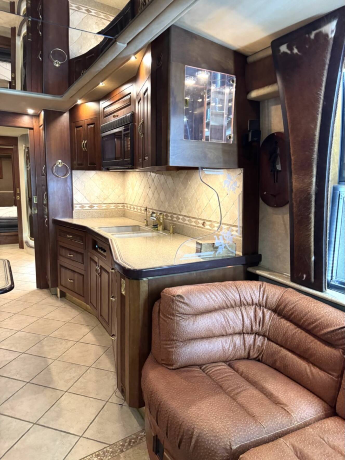 A photo of this 2001 Prevost ROYALE COACH XLII