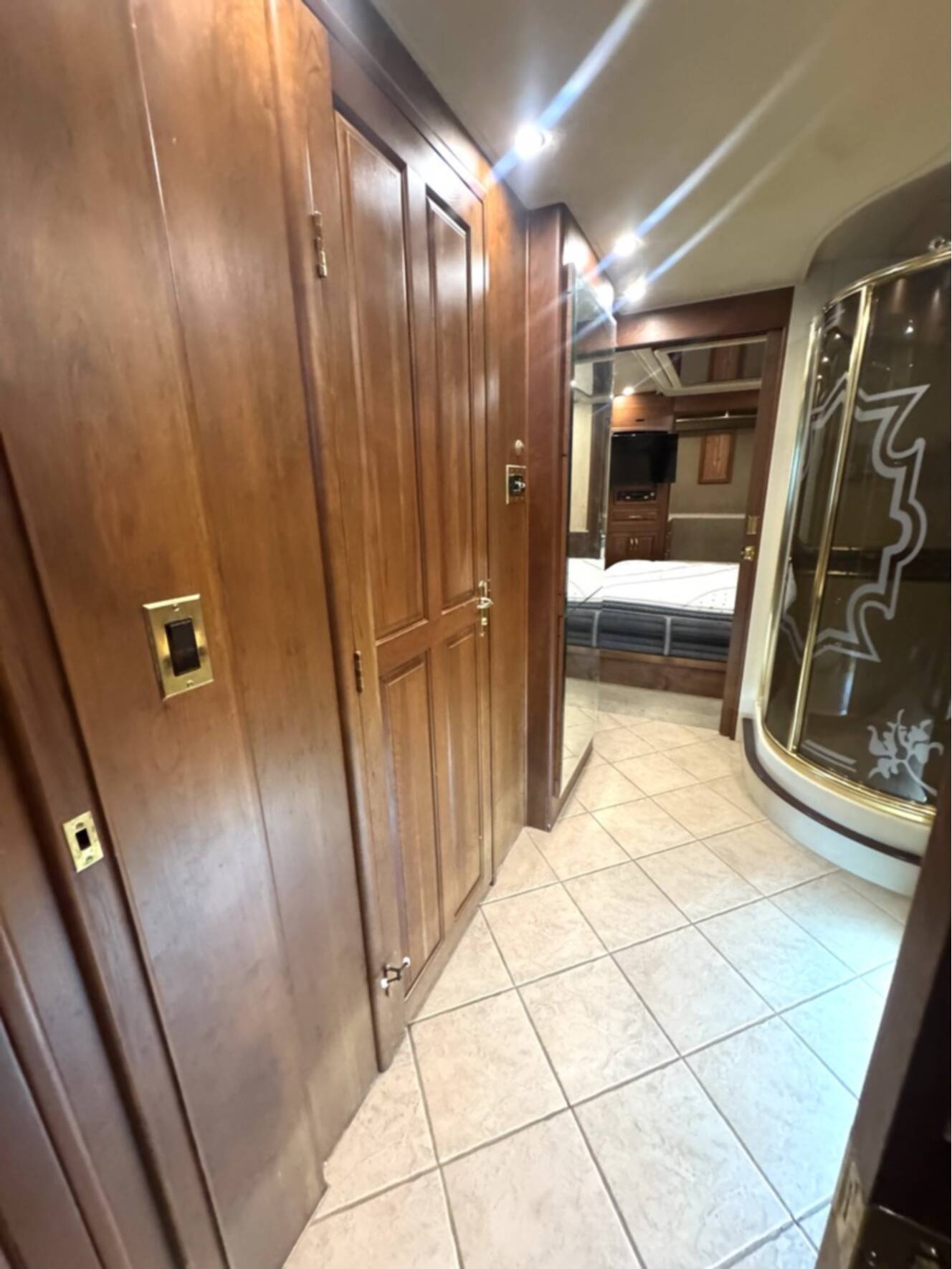 A photo of this 2001 Prevost ROYALE COACH XLII