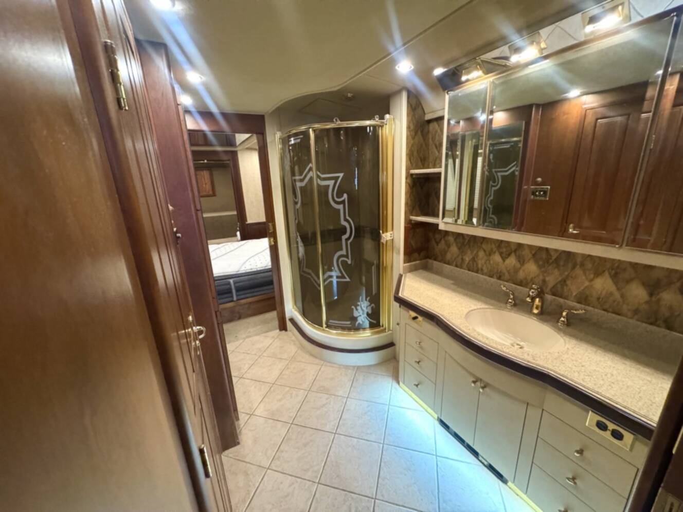 A photo of this 2001 Prevost ROYALE COACH XLII