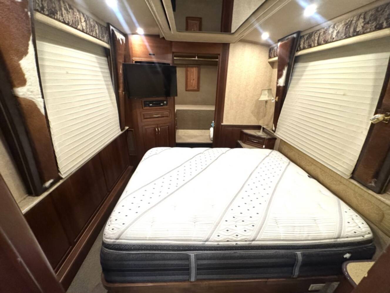 A photo of this 2001 Prevost ROYALE COACH XLII