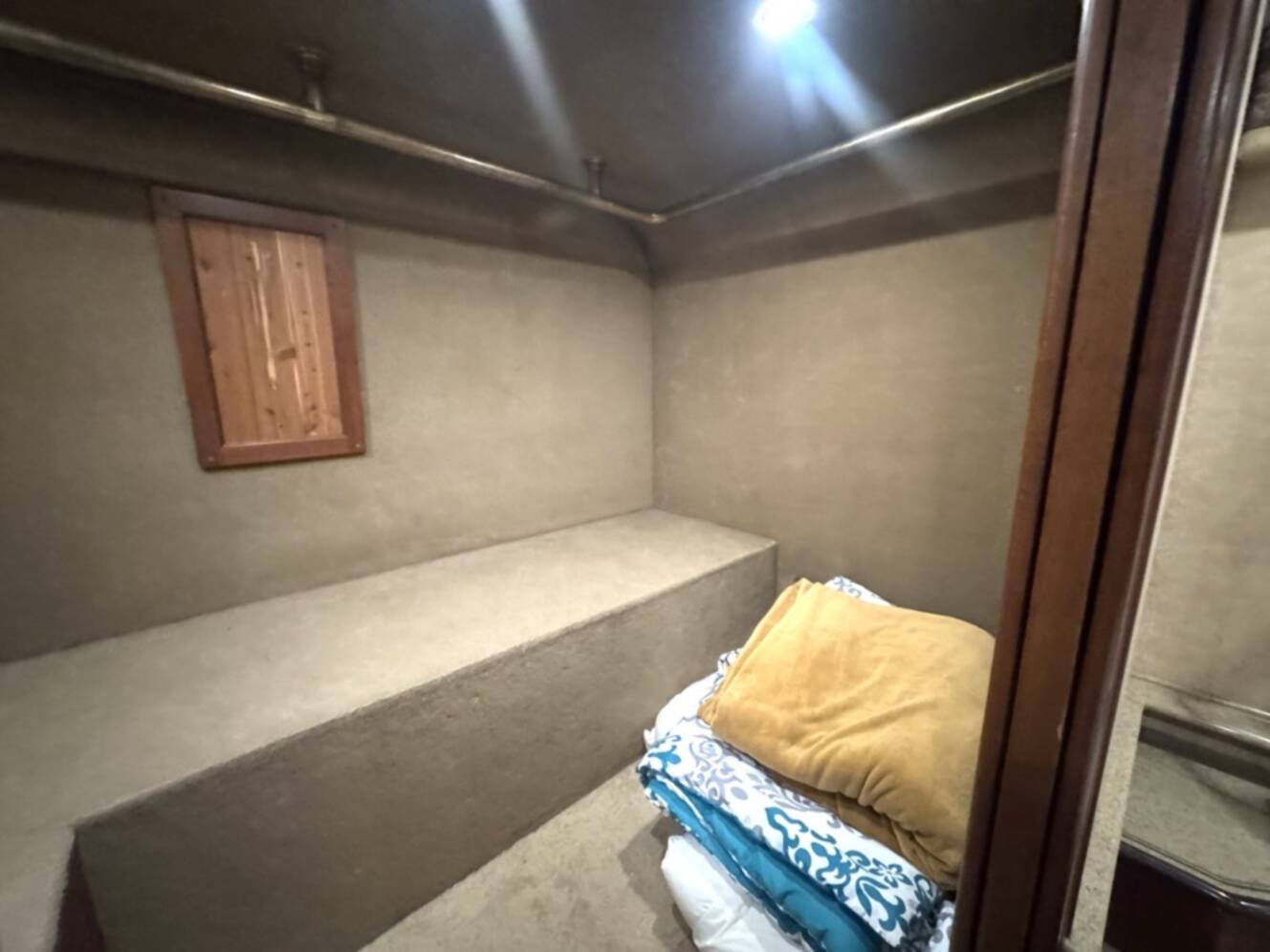 A photo of this 2001 Prevost ROYALE COACH XLII