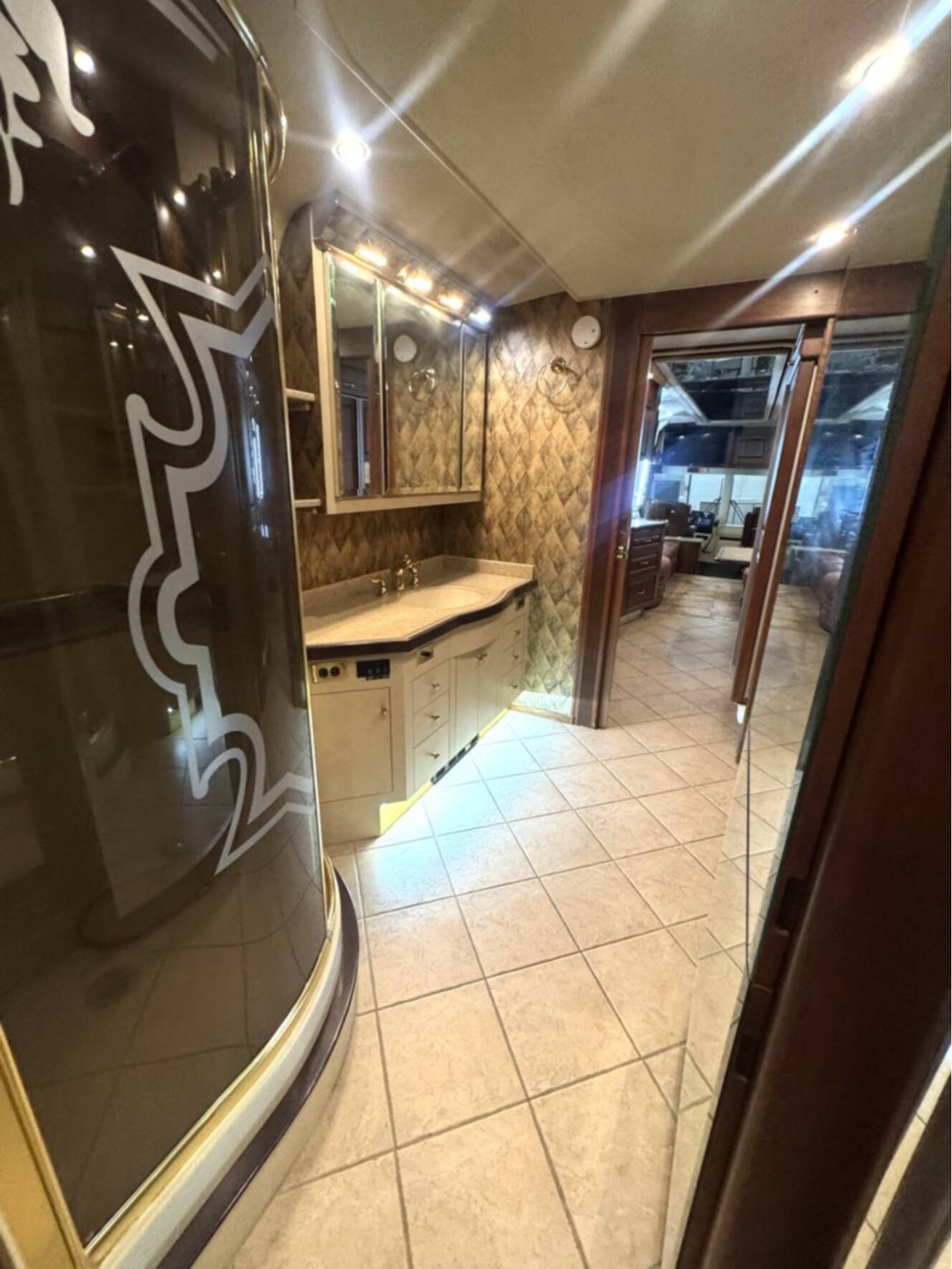 A photo of this 2001 Prevost ROYALE COACH XLII