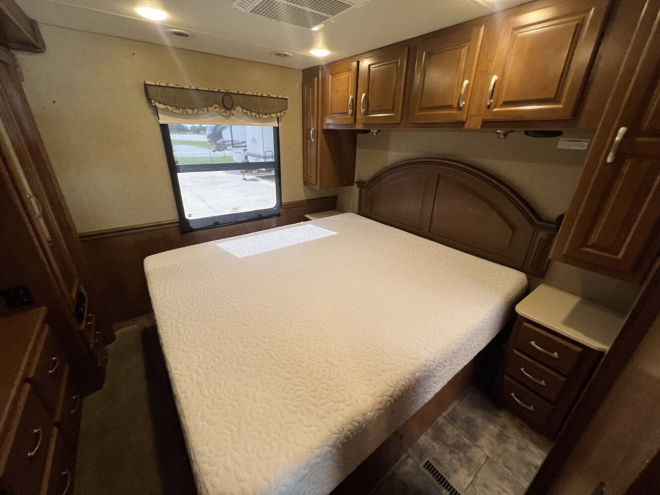 A photo of this 2015 Thor Motor Coach CHALLENGER 37KT