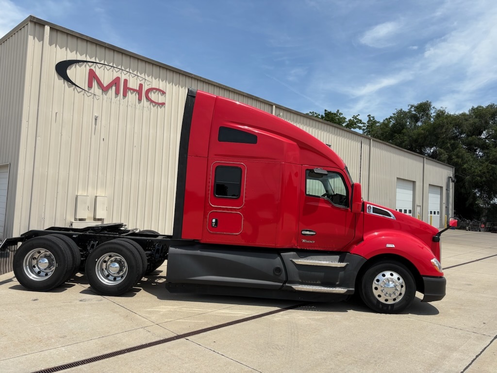 2022 KENWORTH T680 in Leawood, KS