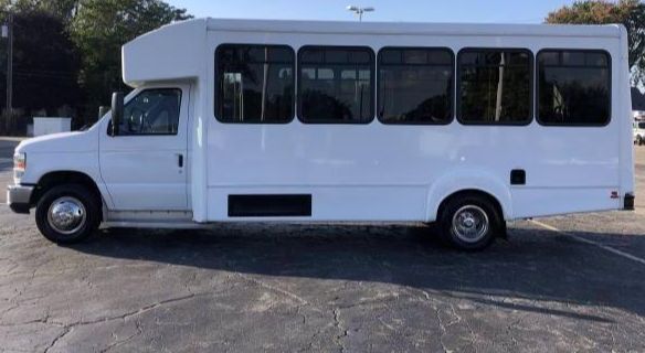 2016 FORD E450 in Overland Park, KS