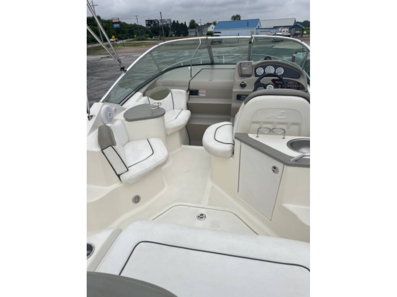 A photo of this 2006 Sea Ray 240 SD