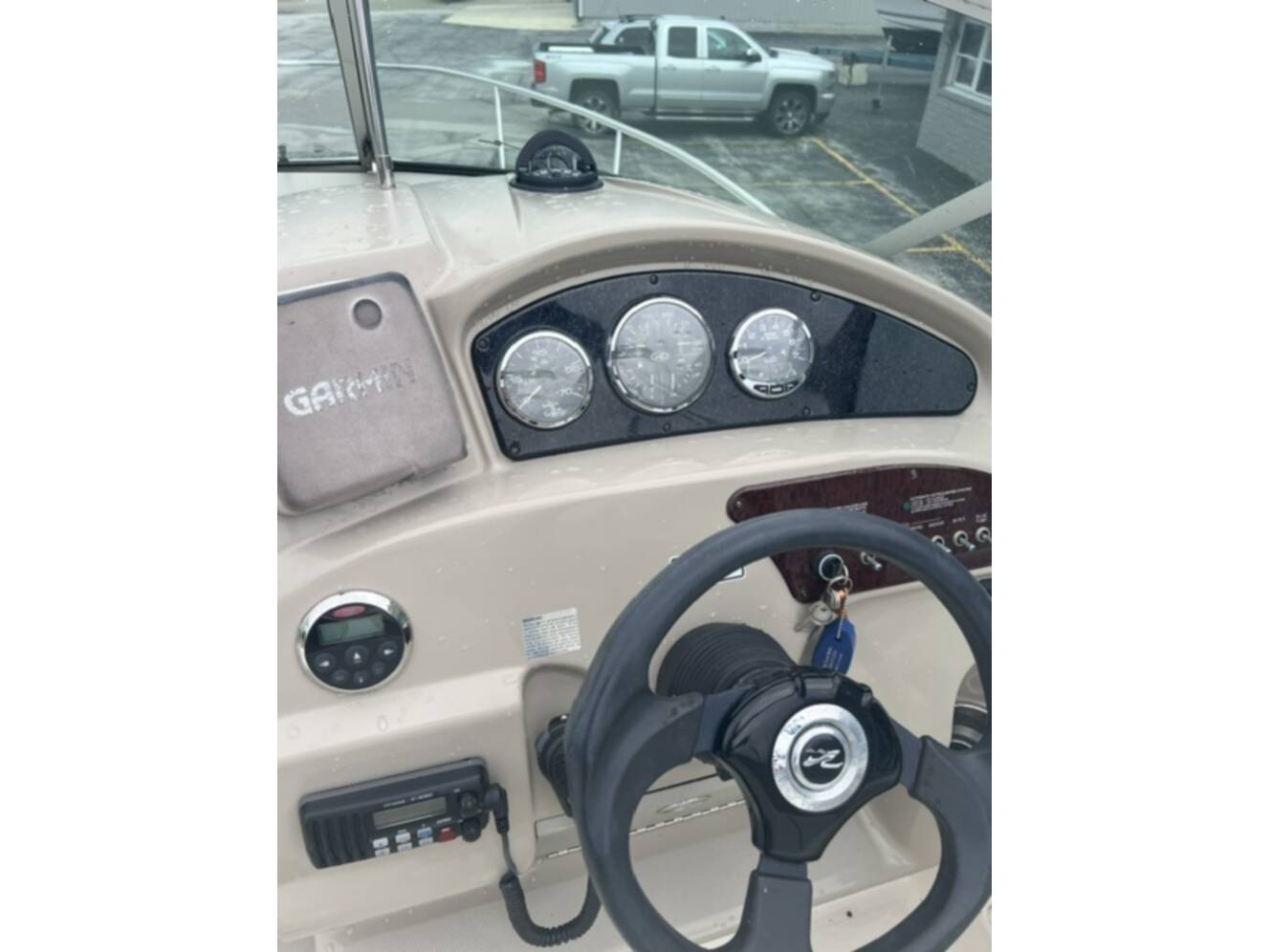 A photo of this 2006 Sea Ray 240 SD
