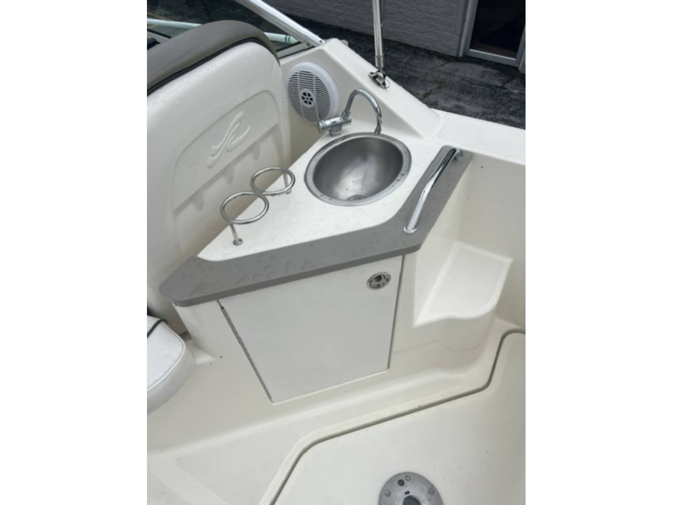 A photo of this 2006 Sea Ray 240 SD
