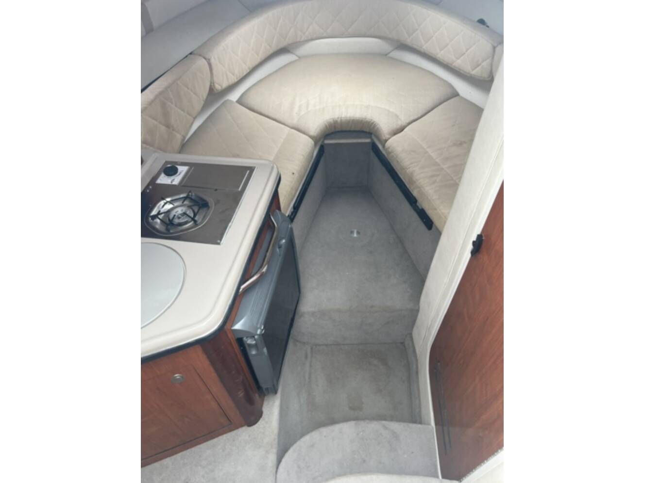 A photo of this 2006 Sea Ray 240 SD