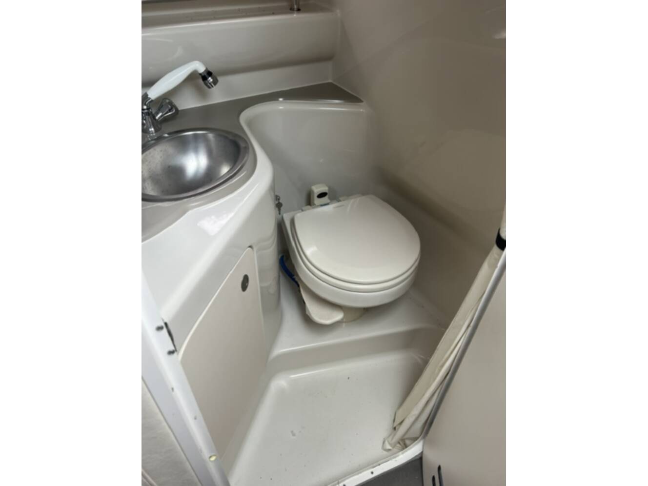 A photo of this 2006 Sea Ray 240 SD
