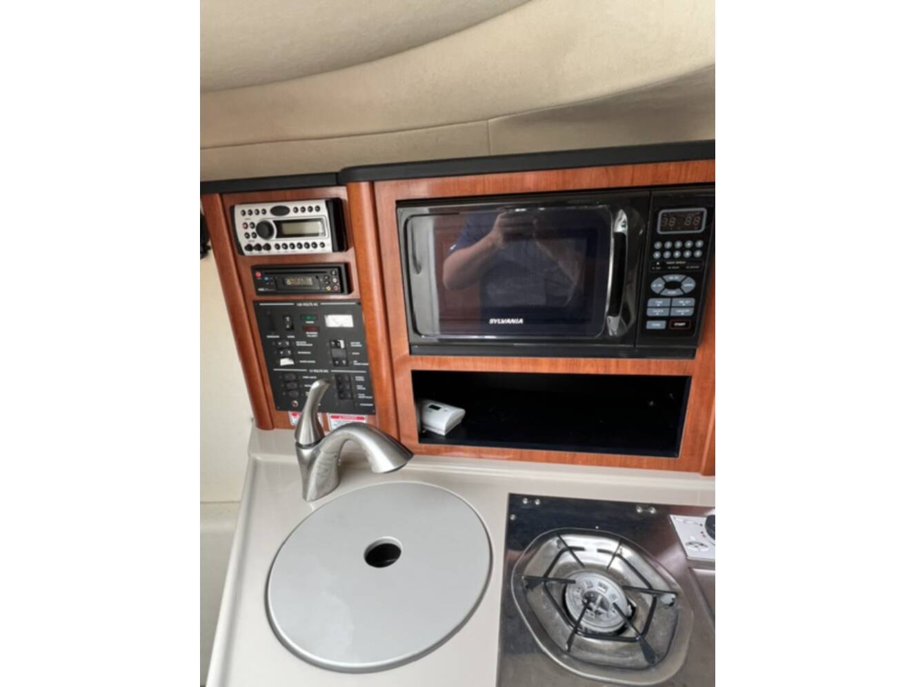 A photo of this 2006 Sea Ray 240 SD