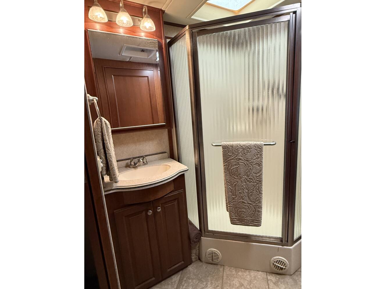 A photo of this 2007 Thor Motor Coach FOUR WINDS MANDALAY 40G