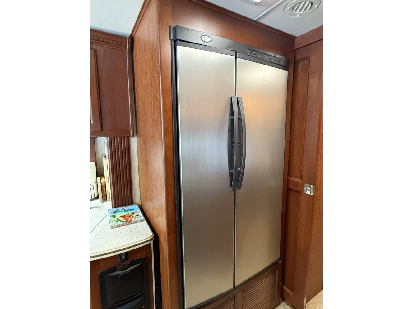 A photo of this 2007 Thor Motor Coach FOUR WINDS MANDALAY 40G