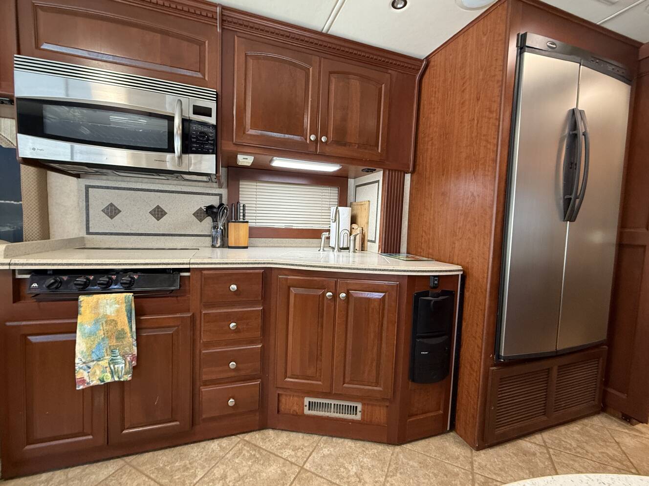 A photo of this 2007 Thor Motor Coach FOUR WINDS MANDALAY 40G