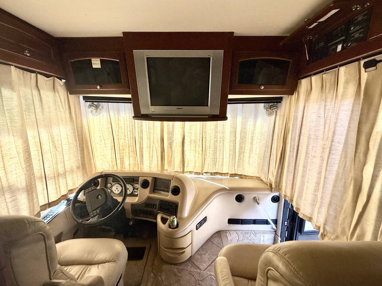 A photo of this 2007 Thor Motor Coach FOUR WINDS MANDALAY 40G
