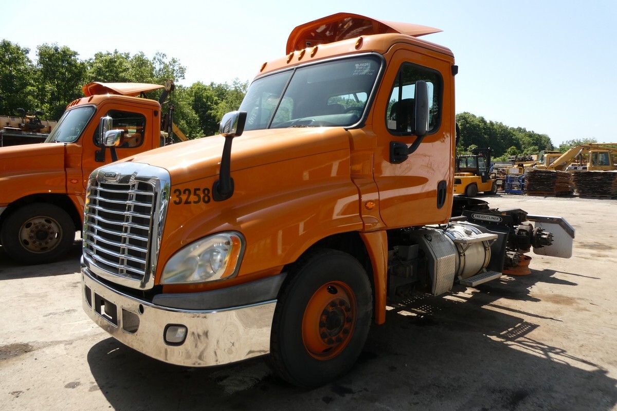 2017 FREIGHTLINER CASCADIA 125 in Sparrow Bush, NY