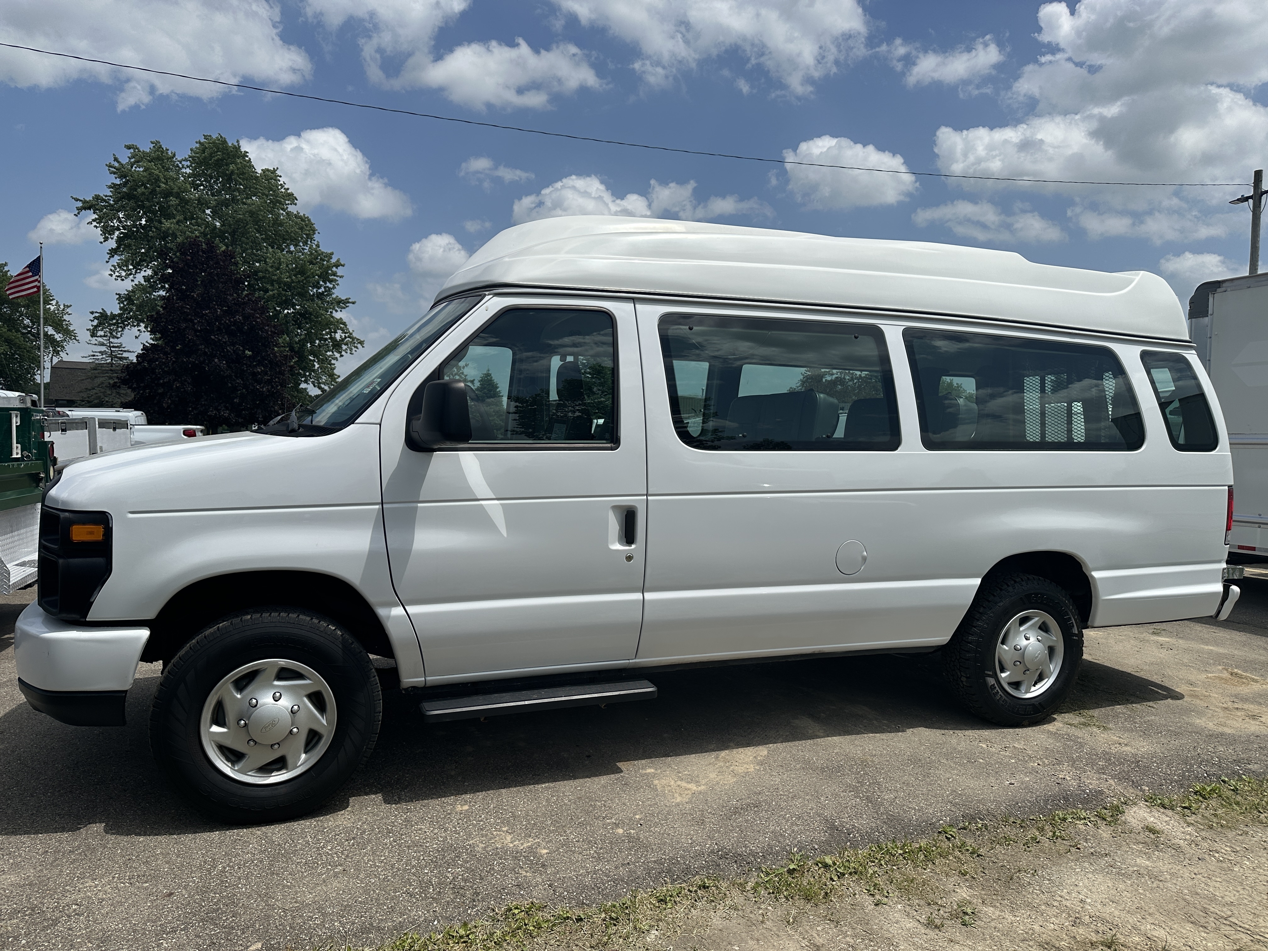 2013 FORD E350 8 PASSNEGER VAN WITH WHEEL CHAIR/SCOOTER LIFT in Swartz Creek, MI