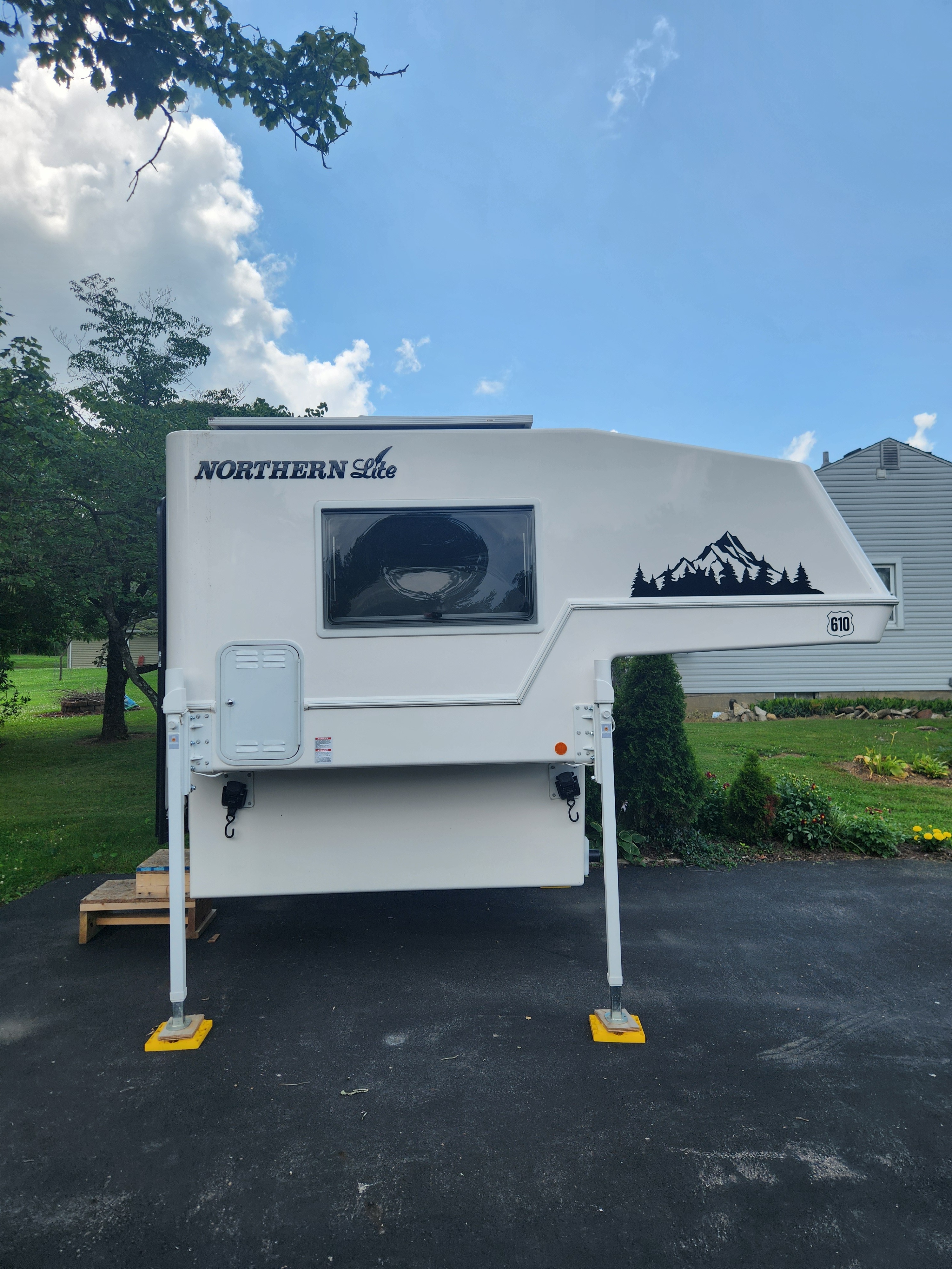 2025 Northern Lite 610 RV