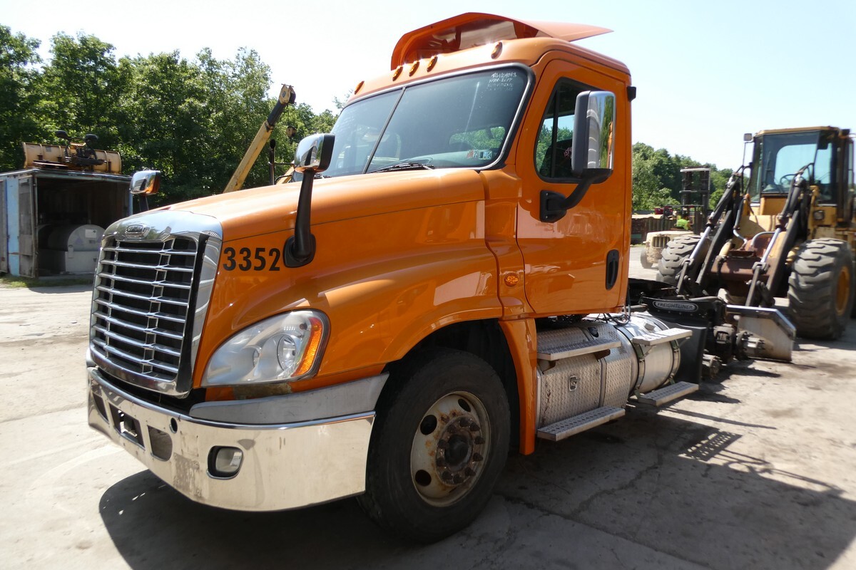 2017 FREIGHTLINER CASCADIA 125 in Sparrow Bush, NY