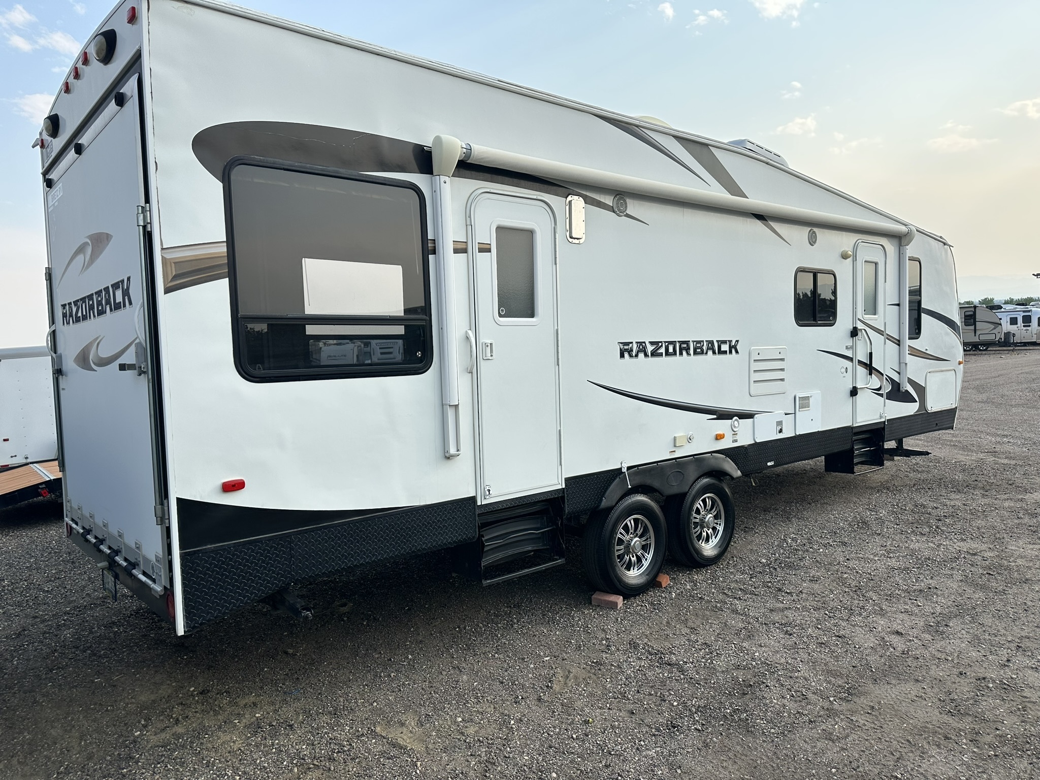 2013 Dutchmen RAZORBACK 2950 in loveland CO