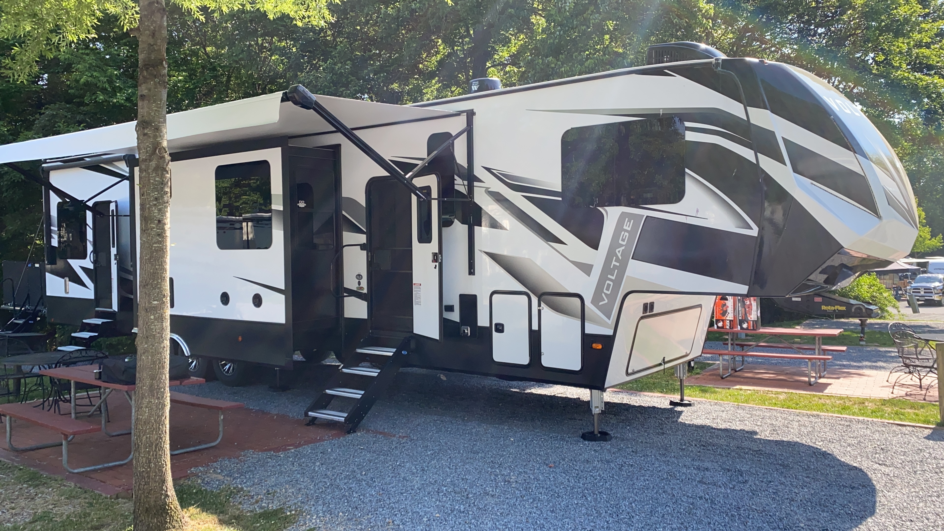 2021 Dutchmen VOLTAGE 4195 RV