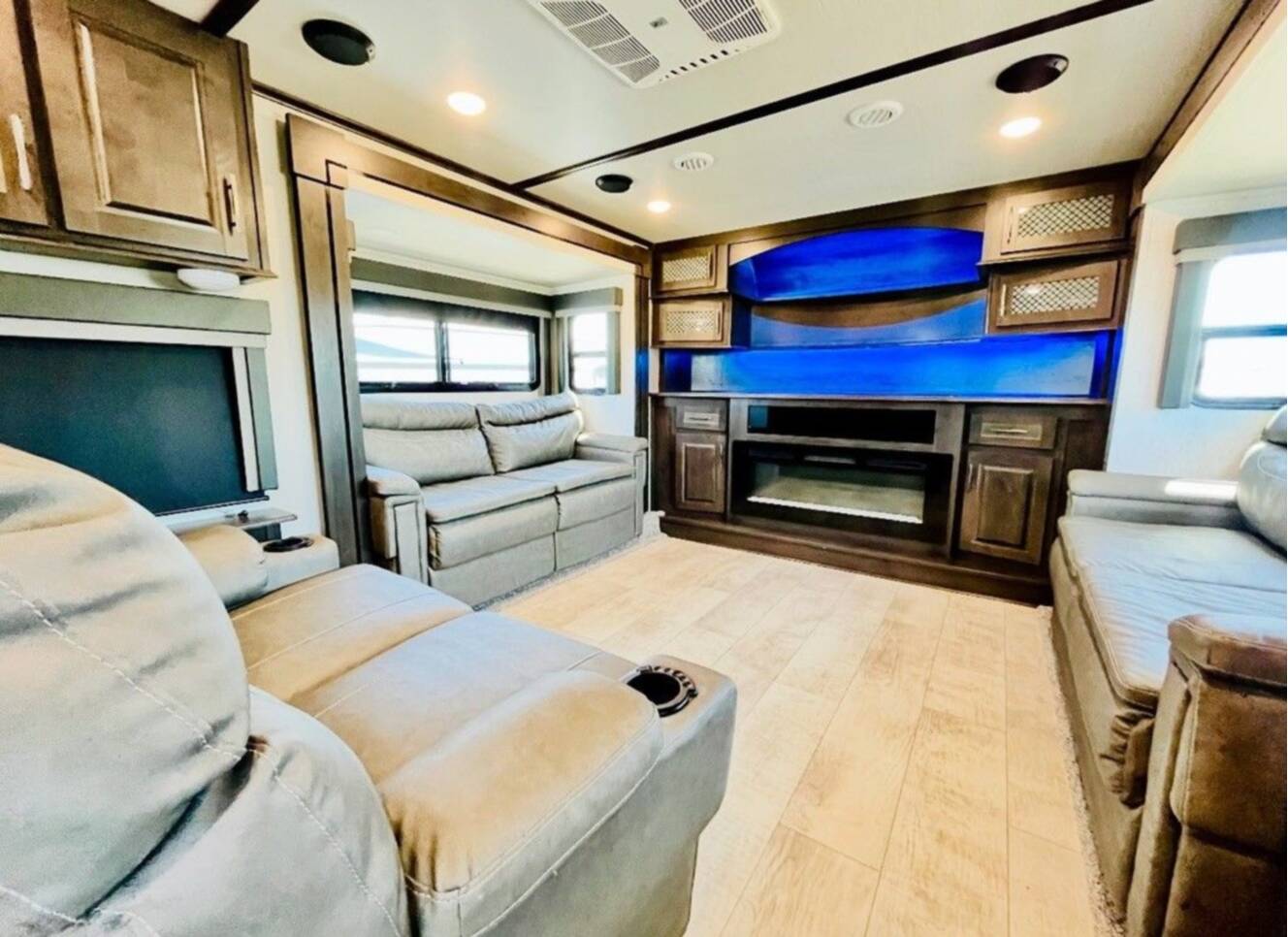 A photo of this 2021 Grand Design Momentum 376THS