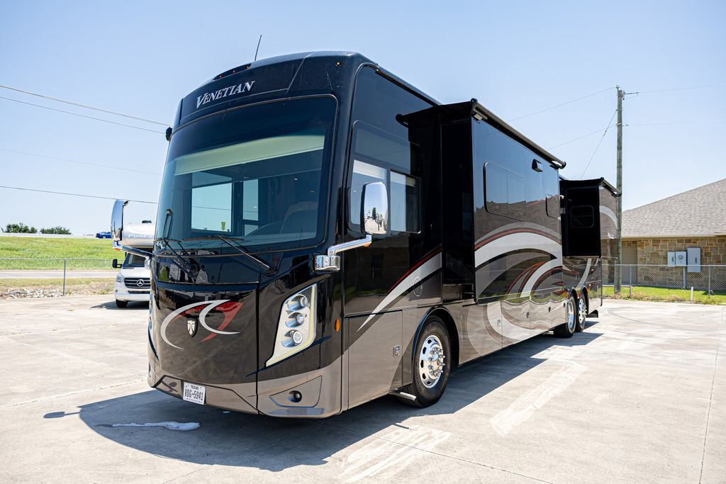 2022 Thor Motor Coach Venetian ® B42 RV