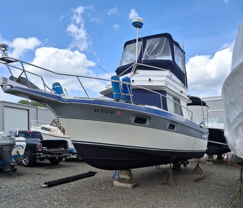 1986 Cruisers Yachts 298 Villa Vee in amesbury MA