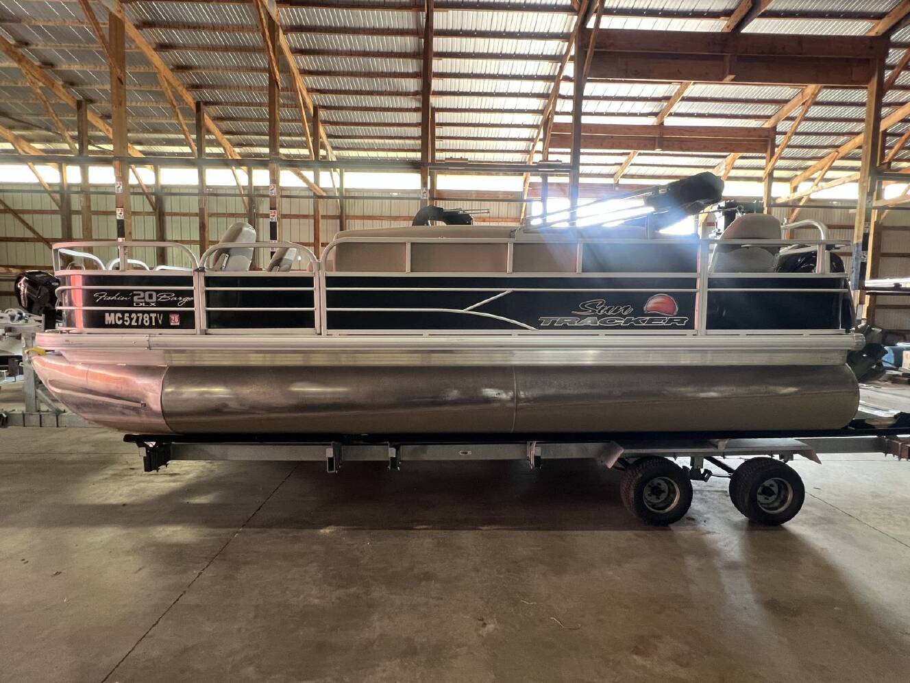 A photo of this 2016 Sun Tracker PARTY BARGE 20 DLX