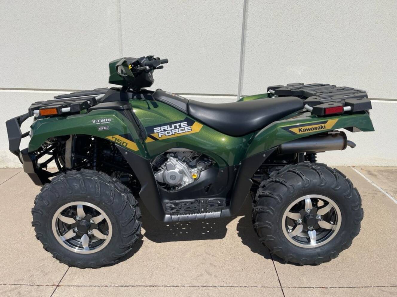 A photo of this 2026 Kawasaki Brute Force® 750 SE EPS